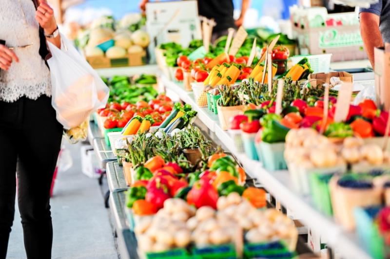 Des étals colorés de légumes frais et produits du terroir au marché Saint-Pierre de Clermont-Ferrand, un lieu animé pour découvrir la gastronomie locale